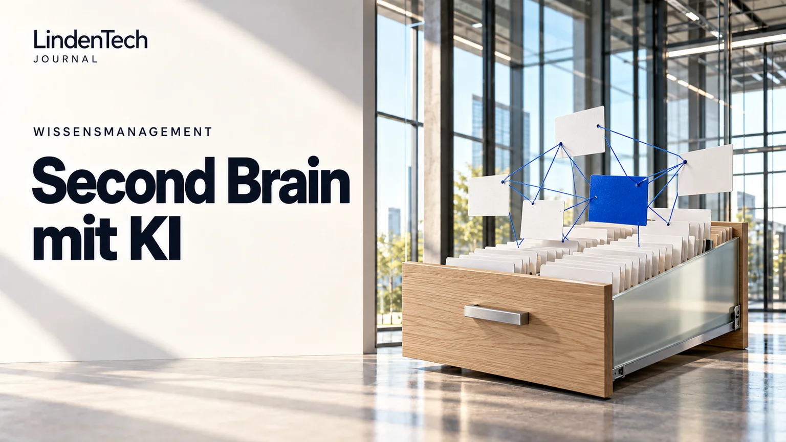 Titelbild des LindenTech Journal mit der Aufschrift „Second Brain mit KI“: eine offene Karteischublade aus heller Eiche und Milchglas, über der weiße Karteikarten mit dünnen kobaltblauen Fäden verbunden sind, eine Karte ist kobaltblau, in einem hellen Gebäude mit Glasfassade.